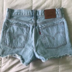 LEVI LIGHTWASH DENIM SHORTS